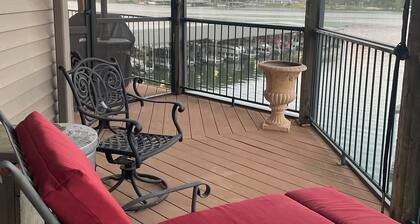 Upscale, cozy 3-bedroom lakeside condo by Old Kinderhook & Lake Valley Golf