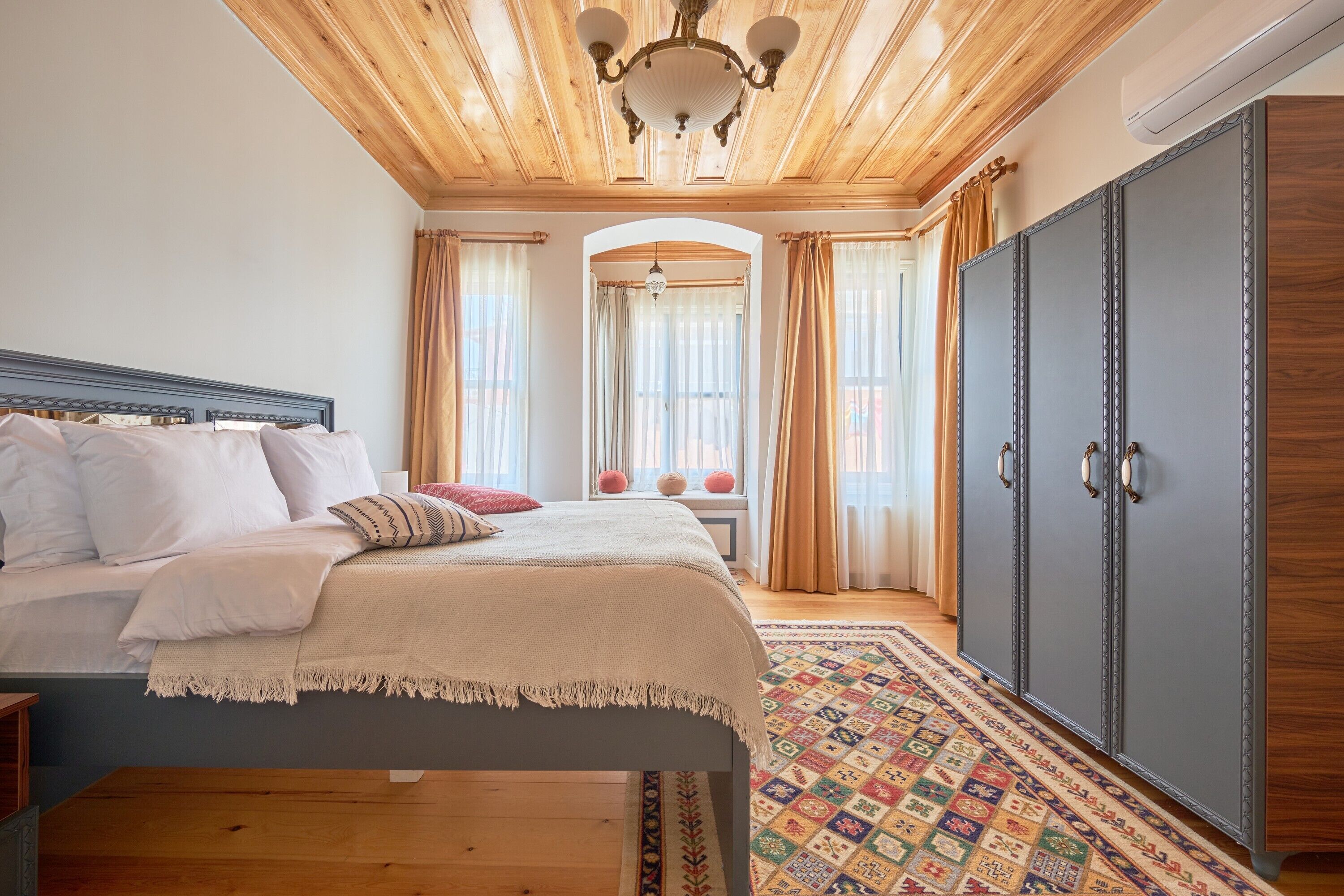 5 bedrooms, iron/ironing board, travel crib, free WiFi