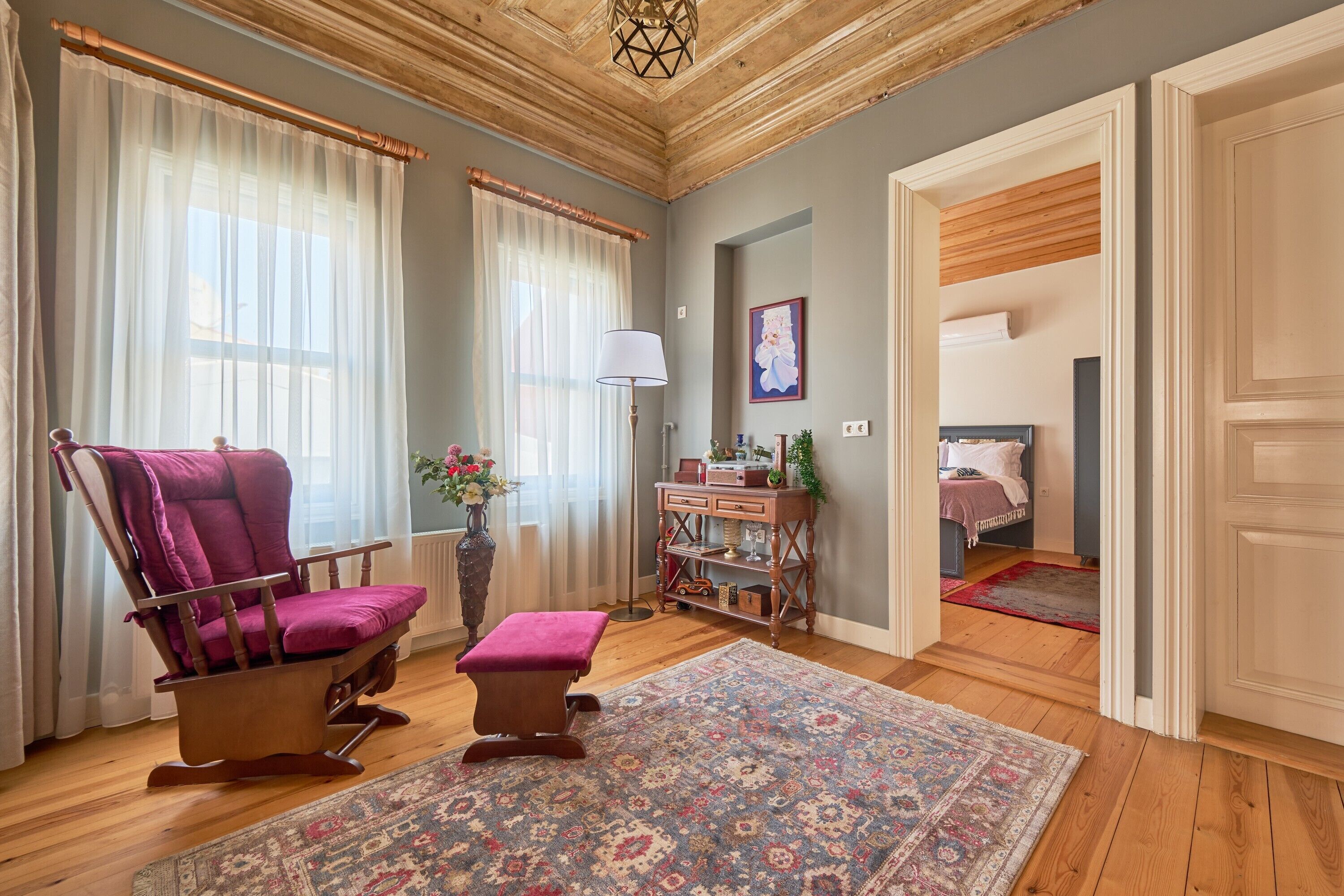 5 habitaciones, tabla de planchar con plancha y cuna de viaje 