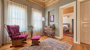 5 habitaciones, tabla de planchar con plancha y cuna de viaje