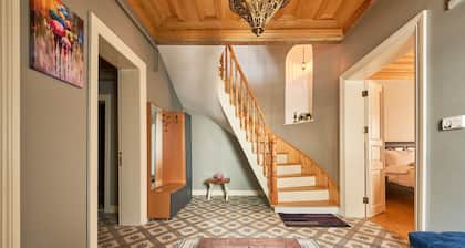 Nostalgic & Comfortable Historical Home!