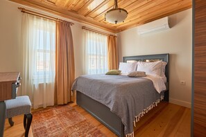 5 bedrooms, iron/ironing board, travel crib, free WiFi - Nostalgic & Comfortable Historical Home! (Istanbul)