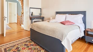5 habitaciones, tabla de planchar con plancha y cuna de viaje