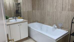 Douche, baignoire à jets, sèche-cheveux, serviettes fournies