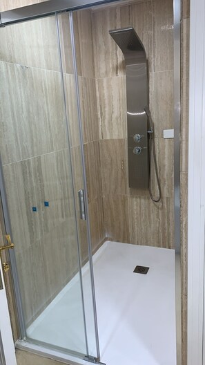 Dusche, Whirlpool, Haartrockner, Handtücher