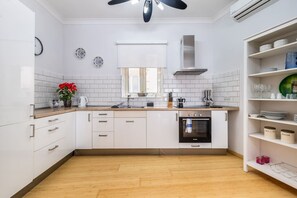 Køleskab, mikrobølgeovn, ovn, kogeplade