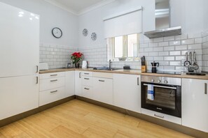 Køleskab, mikrobølgeovn, ovn, kogeplade