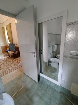 Secador de cabelo, bidê, toalhas de banho, sabonete