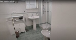 Een haardroger, een bidet, handdoeken, zeep