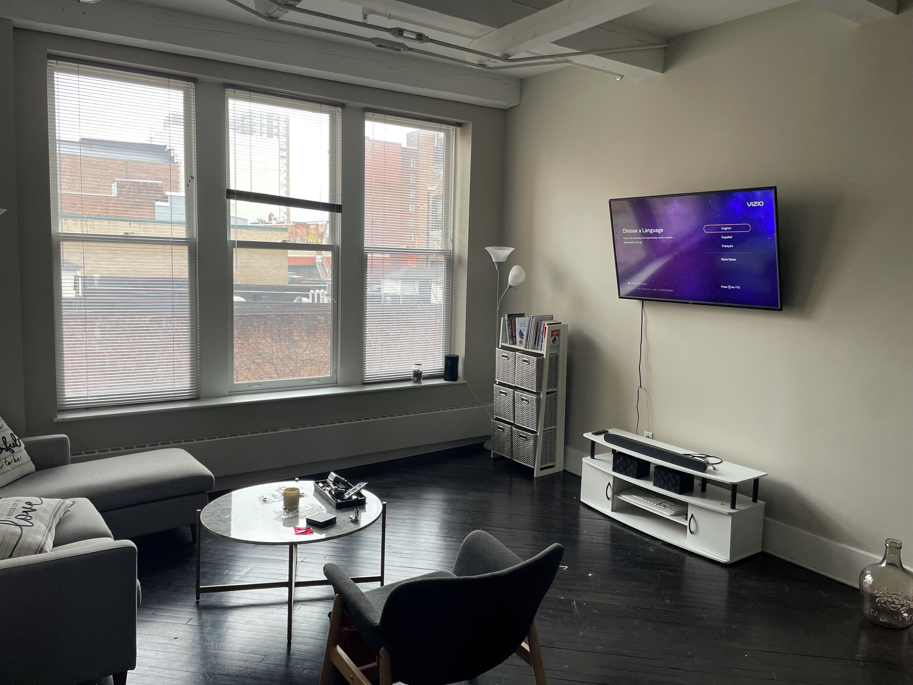 Charming apartment next to the Landmark theatre in Downtown Syracuse New York. 