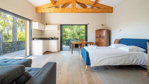 A modern bedroom with a large bed, a sofa, and a view of the outdoors. - Appartement Exceptionnel de 230m2 Mansardé vue mer (La Ciotat)