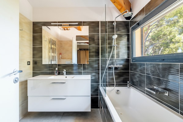 Dusche, Haartrockner, Handtücher, Seife