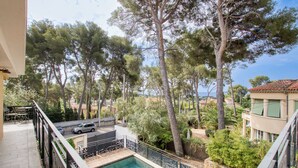 A pool with a metal railing, surrounded by trees and a view of the sea. - Appartement Exceptionnel de 230m2 Mansardé vue mer (La Ciotat)