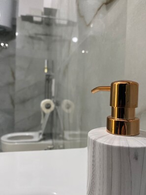 Dusche, Haartrockner, Bidet, Handtücher