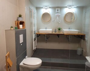 Douche, sèche-cheveux, bidet