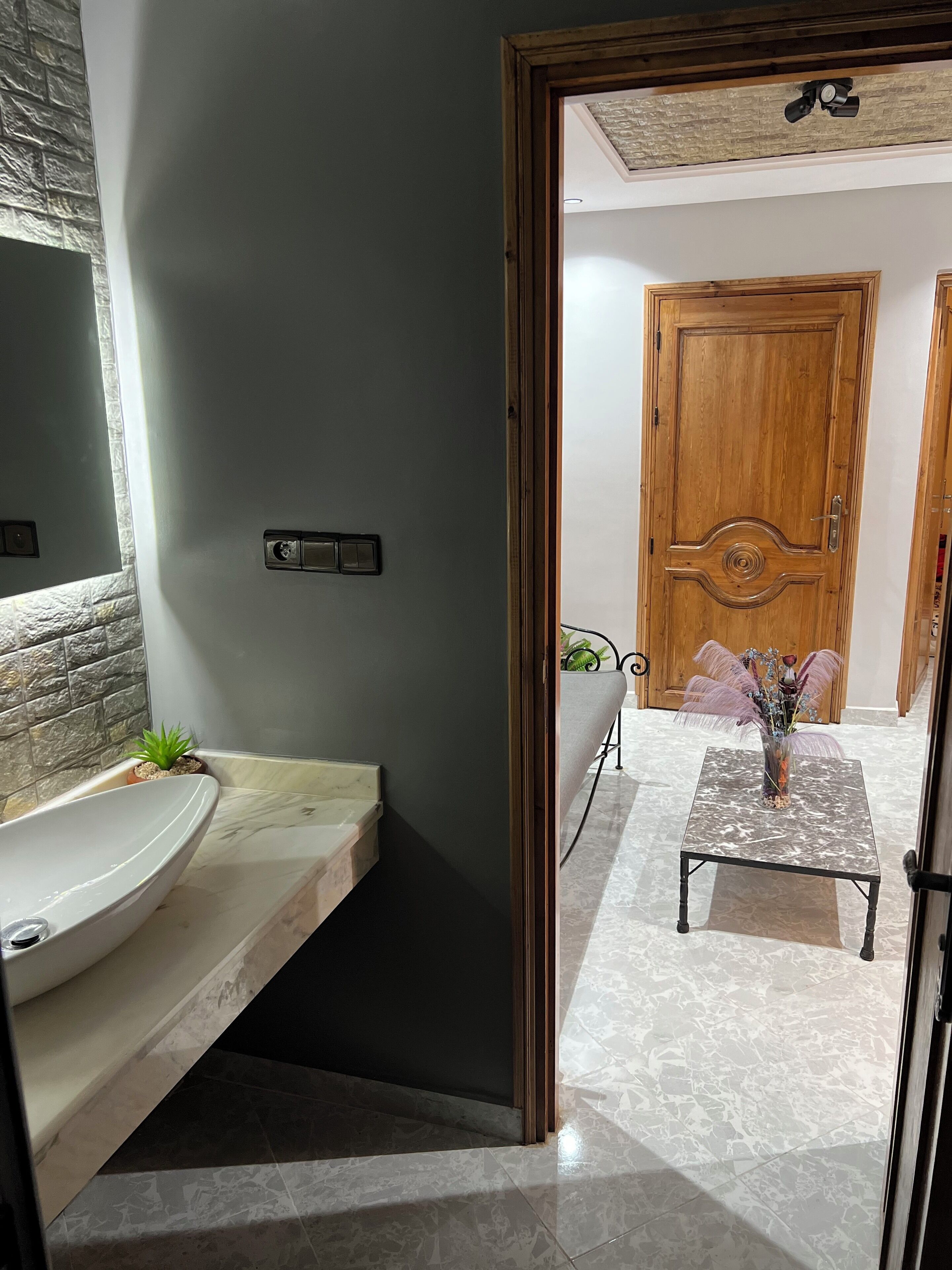 Secadora de cabello, toallas, jabón, shampoo 