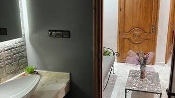 Secador de pelo, toallas, jabón y champú