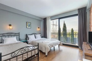 4 bedrooms, iron/ironing board, WiFi, bed sheets