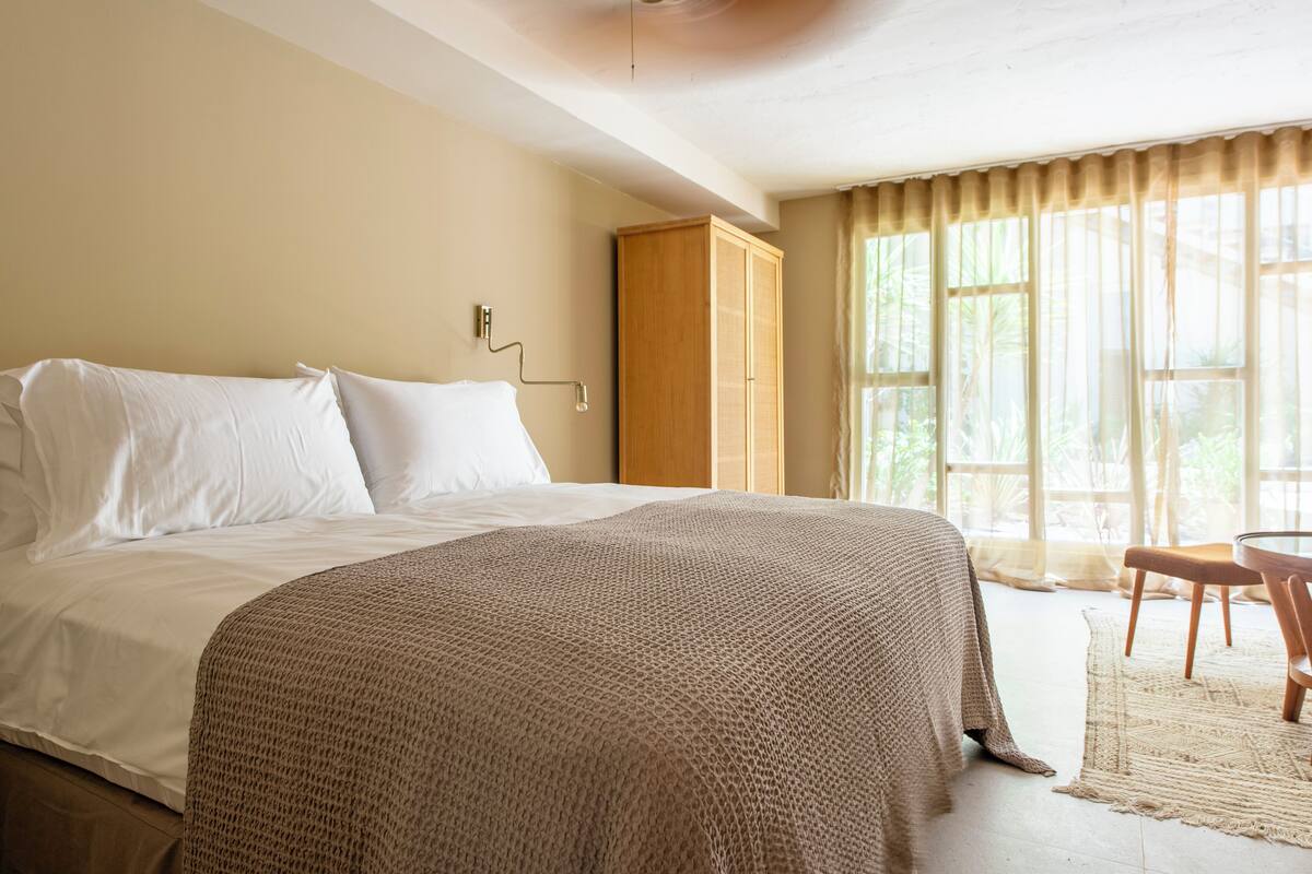 Premium bedding, WiFi (free), bed sheets