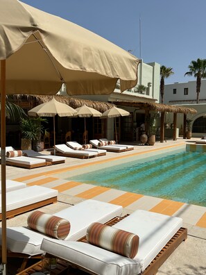 Seasonal outdoor pool - Hotel Boutique MalaQuita (Santa Eulalia del Rio)