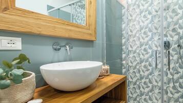 Dusche, Haartrockner, Bidet, Handtücher