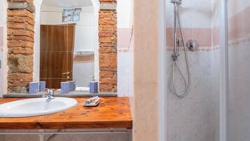 Doccia, set di cortesia gratuito, asciugacapelli, bidet