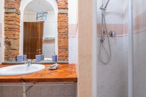 Dusche, kostenlose Toilettenartikel, Haartrockner, Bidet