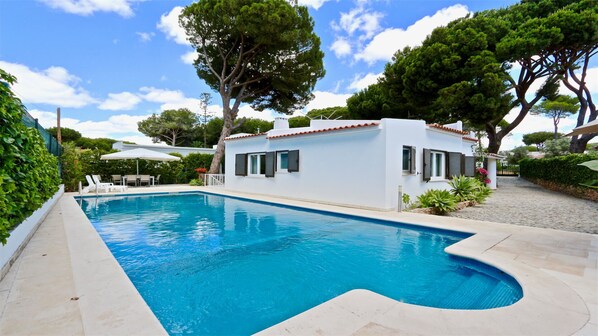 Outdoor pool - Villa Lotus - Cleverdetails - Pool, Near the Marina, Sleeps 6 Adul. and 2 Child (Quarteira)