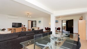 Living area - Villa Lotus - Cleverdetails - Pool, Near the Marina, Sleeps 6 Adul. and 2 Child (Quarteira)