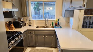 Fridge, microwave, oven, stovetop - Modern Inglewood Townhouse Near Sofi & LAX (Inglewood)