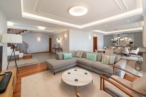 Una Smart TV, un futbolín, una mesa de tenis de mesa
