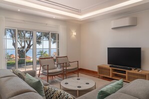 Smart TV, table football, ping pong, stereo