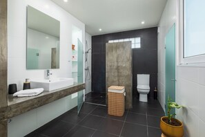 Departamento familiar | Baño | Secadora de cabello, bidet, toallas, jabón 