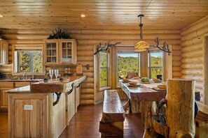 Fridge, microwave, oven, stovetop - Big Bear Custom log home | Stunning Mountain Views (Big Bear Lake)