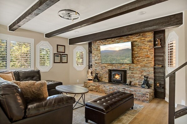 TV, fireplace, ping pong - Mountain View | HotTub | Fully Fenced Yard (Big Bear Lake)