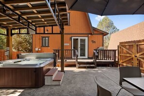 Outdoor dining - Mountain View | HotTub | Fully Fenced Yard (Big Bear Lake)