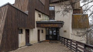 Ein rustikales Gebäude mit Holzfassade und einem Schild, auf dem "Lustal" steht.