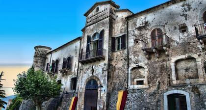 Residenza del Castello di Fornelli. Historic house with mountain view
