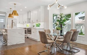 Micro-ondes, four, plaque de cuisson, lave-vaisselle