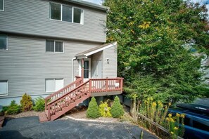 Exterior detail - 4BR/4Bath Townhome w/AC, Walk to Ski, Golf, Tennis, Hiking and More! (Sugar Mountain)