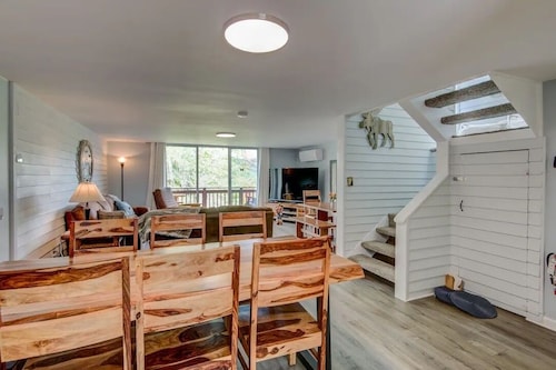 4BR/4Bath Townhome w/AC, Walk to Ski, Golf, Tennis, Hiking and More!