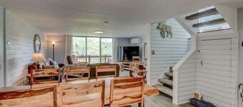 4BR/4Bath Townhome w/AC, Walk to Ski, Golf, Tennis, Hiking and More!