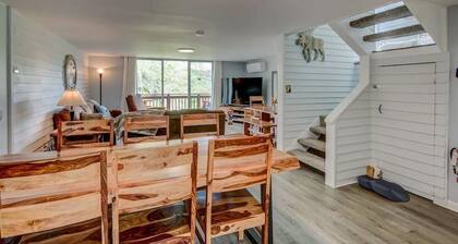 4BR/4Bath Townhome w/AC, Walk to Ski, Golf, Tennis, Hiking and More!