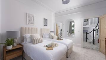 5 bedrooms, iron/ironing board, internet, bed sheets