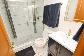 House | 3 bedrooms, Internet - Updated Bungalow Steps to Notre Dame 410 (South Bend)