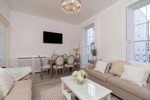 Living area - Gloucester Place Townhouse with Hot Tub (Cheltenham)