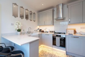 Hus | Eget kjøkken | Kjøleskap, mikrobølgeovn, ovn og kokeplater