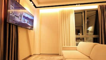 Kamar Double Bisnis | Seprai premium, busa memori, ruang kerja ramah laptop, dan Wi-Fi gratis