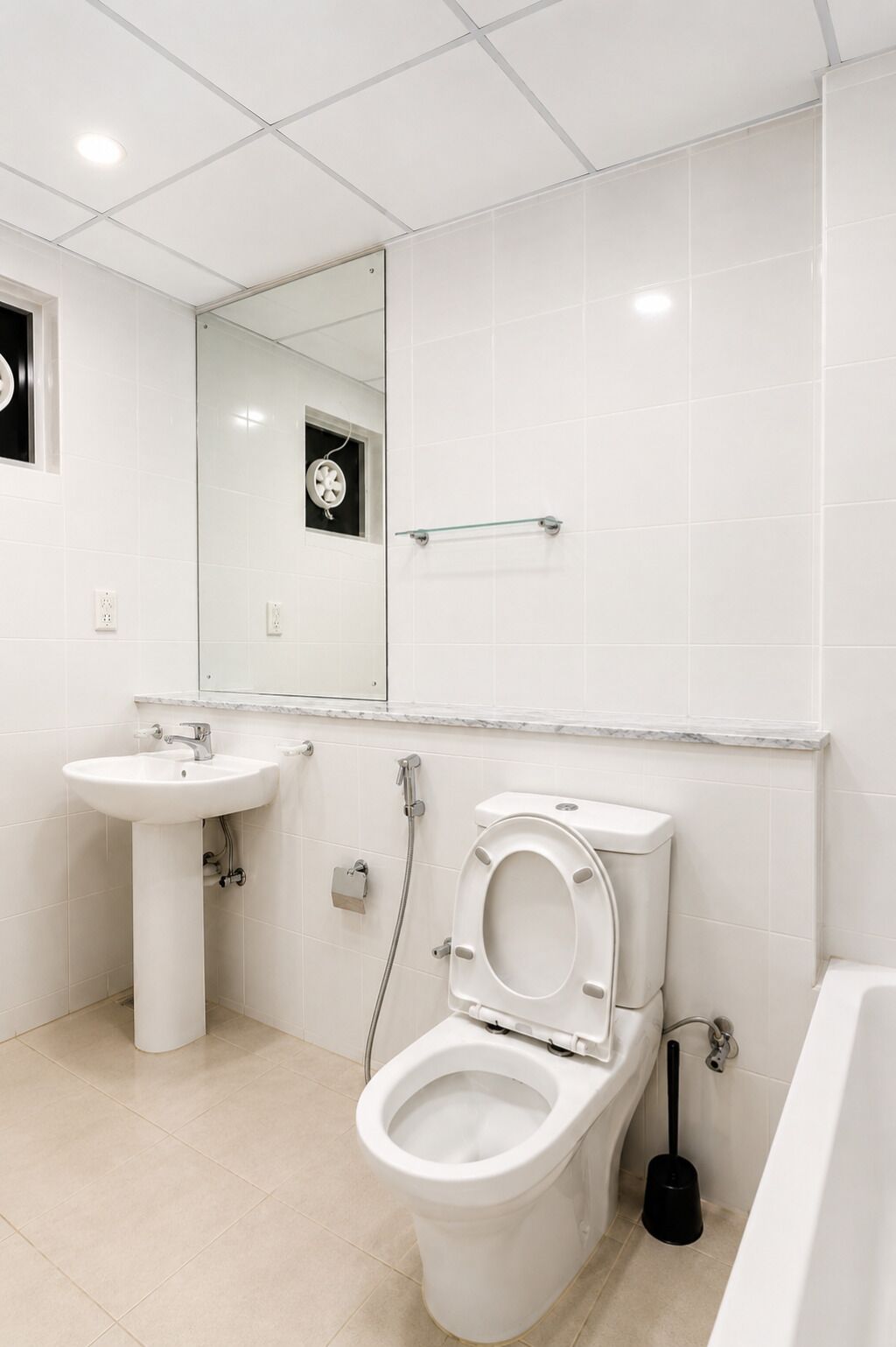 Ein modernes Badezimmer mit Toilette, Waschbecken und Spiegel.