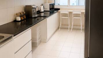 Shared Dormitory, Mixed Dorm | Shared kitchen | Full-sized fridge, microwave